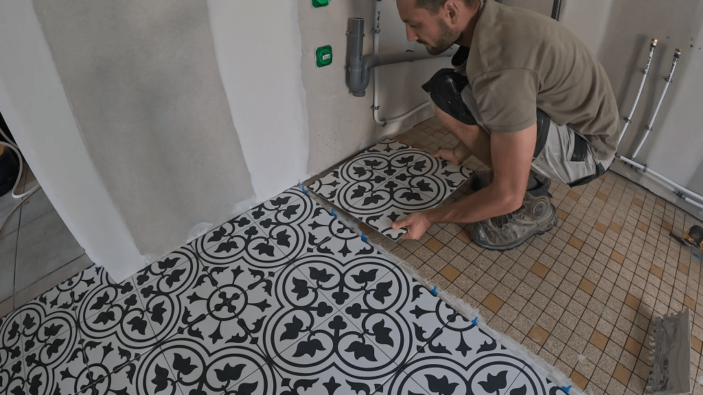 Carrelage grand format effet carreaux de ciment posé dans une rénovation intérieure en Gironde